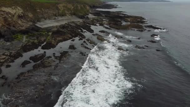 Морские Волны Ломаются Прибрежных Скалах Много Белой Морской Пены Живописная — стоковое видео
