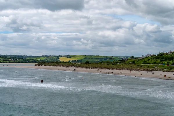爱尔兰西科克 2022年6月12日 在阴天 许多人在英奇多尼的沙滩上休息 著名的爱尔兰海滩 一个受欢迎的爱尔兰度假胜地 — 图库照片