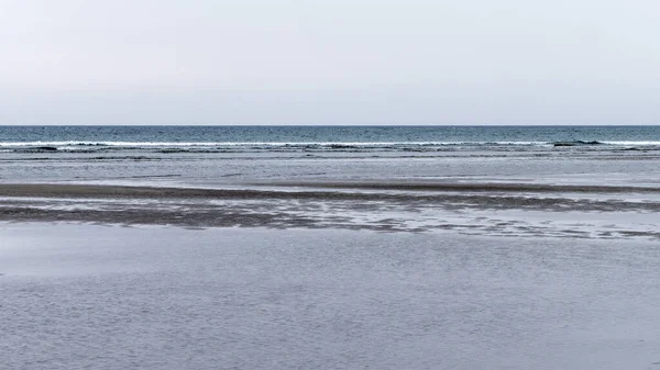 荒凉的海滨风景 欧洲北部的严酷性质 大西洋的寒冷海岸 灰色沙滩 — 图库照片