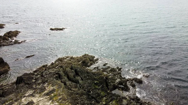 Stenmantel Vid Irlands Kust Klippig Havsstrand Soligt Väder Nordeuropas Natur — Stockfoto