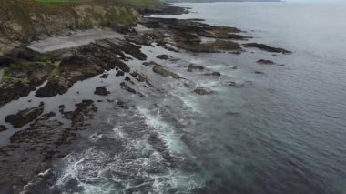 Kelt Denizi 'nin suları. Deniz kıyısındaki dev kayalar. Kaya sahili, hava manzaralı..