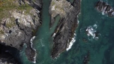 Atlantik Okyanusunun güzel suları. Yüksekten deniz manzarası. İrlanda kıyıları yakınlarındaki Kelt Denizi 'nde küçük dalgalar. Deniz kenarındaki sarp kayalıklar.