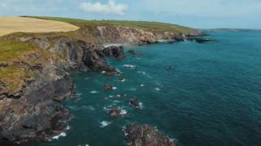 Deniz kıyısı, hava manzarası. West Cork 'un manzarası. Kelt Denizi kıyıları, Atlantik suları.