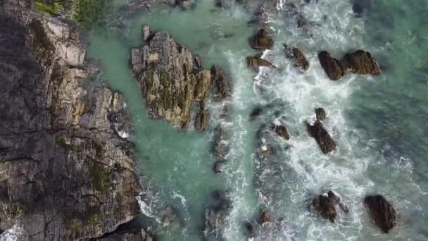 Grandes Rocas Olas Paisaje Marino Video Drones Costa Irlandesa Del — Vídeo de stock