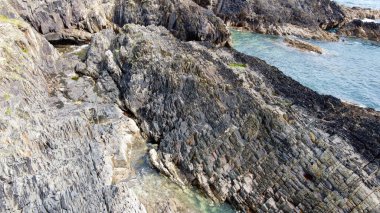 Sakin deniz yüzeyi ve kayalık kıyı. Kıyı manzarası, üst manzara. Drone bakış açısı.