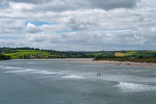爱尔兰西科克 2022年6月12日 在阴天 许多人在英奇多尼的沙滩上 著名的爱尔兰海滩 一个受欢迎的爱尔兰度假胜地 — 图库照片