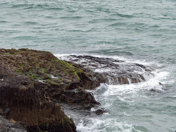 野生の岩や海の水 水の体の横にある岩の形成 海の波と崖 — ストック写真
