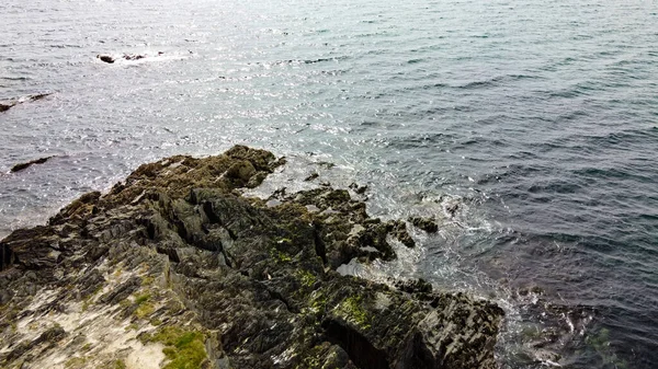 Sahilin Taş Pelerini Güneşli Havada Kayalık Deniz Kıyısı Kuzey Avrupa — Stok fotoğraf