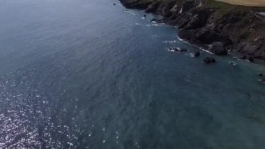 İrlanda kıyılarından güzel deniz dalgaları yükseliyor. Resimli deniz manzarası. Kelt Denizi kıyısında.