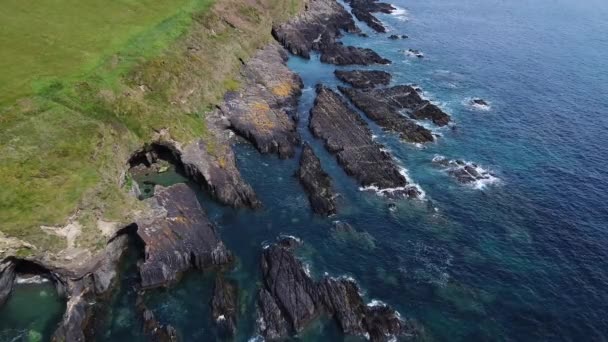 Μαύροι Βράχοι Στην Ακτή Όμορφη Θαλασσογραφία Παραθαλάσσια Περιοχή Της Ιρλανδίας — Αρχείο Βίντεο