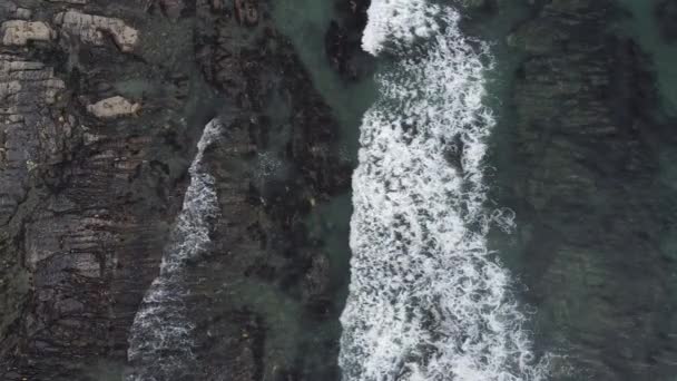 Дрон Стріляв Хвилями Врізаючись Скелі Накладний Знімок Бурхливого Океану — стокове відео