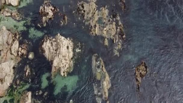 Grandes Rocas Olas Paisaje Marino Video Drones Mar Céltico — Vídeo de stock
