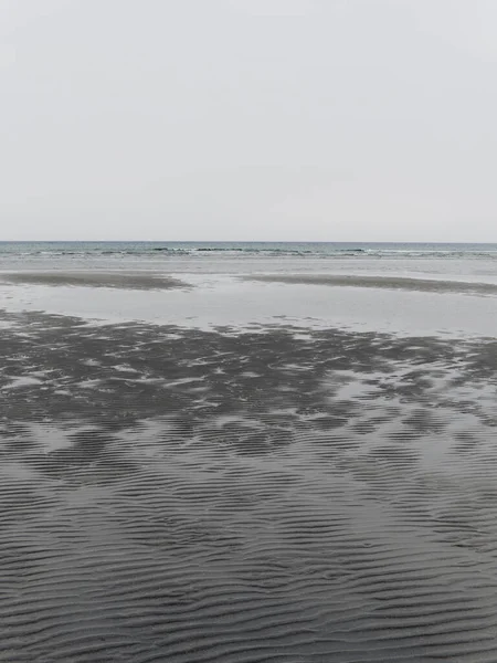 多姿多彩的风景 欧洲北部的性质 大西洋的寒冷海岸 灰色沙滩 — 图库照片