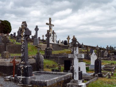 West Cork, İrlanda, 2 Mayıs 2022. Bulutlu bir bahar gününde eski bir Katolik mezarlığı. Taş mezar taşları. İrlanda 'nın Cork County' deki Darrara Mezarlığı.