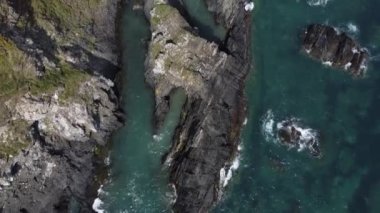 Atlantik Okyanusu 'nun güzel kayaları ve suları. Deniz manzarası, yüksek bir yerden. İrlanda kıyıları yakınlarında Kelt Denizi 'nin yüzeyinde küçük dalgalar. Deniz kenarındaki sarp kayalıklar.