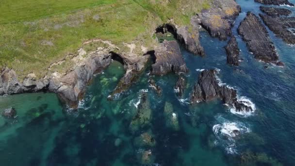 Pedras Negras Costa Bela Paisagem Marinha Zona Costeira Águas Azuis — Vídeo de Stock