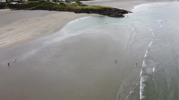 Мыс Девы Марии Пляж Инчидони Видео Туристы Пляже Ирландии Прекрасный — стоковое видео