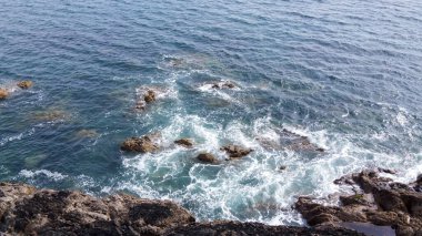 Taş deniz kıyısı. Deniz manzaralı bir yer. Drone bakış açısı.