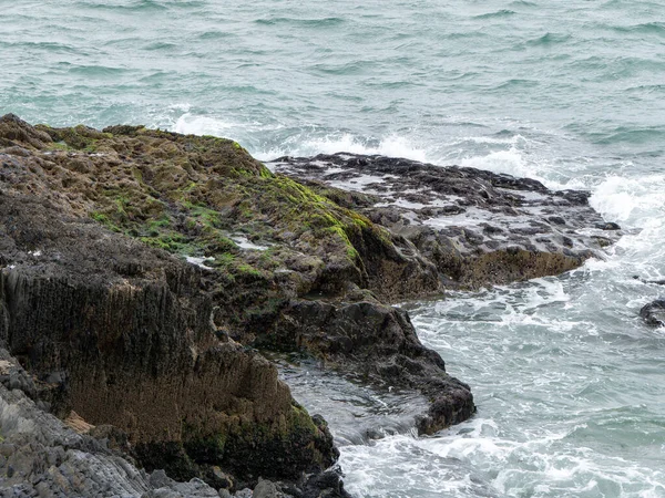 野生の岩や海の水 水の体の横にある岩の形成 海の波 — ストック写真