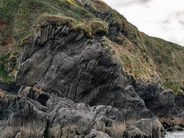 Una Colina Piedra Cubierta Hierba Pura Roca Paisaje Hierba Verde —  Fotos de Stock