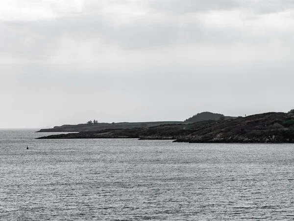 Collines Sombres Sur Côte Baie Glandore Ciel Nuageux Sur Mer — Photo