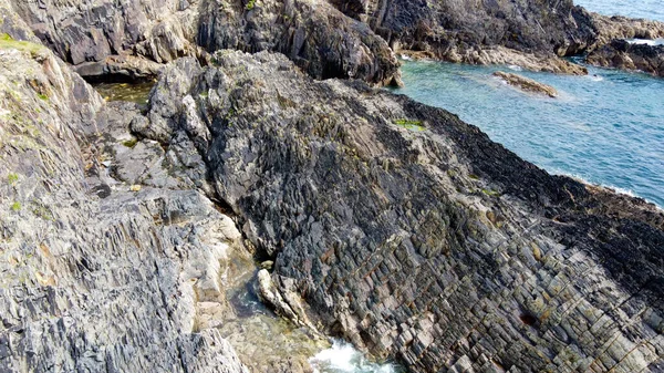 穏やかな海の表面と岩の海岸 海岸風景 トップビュー ドローン写真 — ストック写真