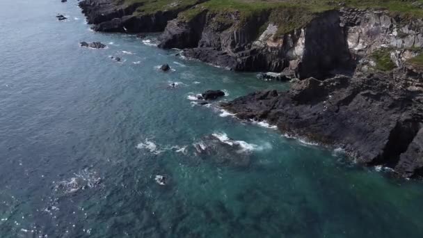 Красивые Бирюзовые Морские Волны Брызгают Скалистых Берегов Юга Ирландии Живописный — стоковое видео