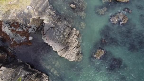 Τεράστιες Πέτρες Και Κύματα Seascape Drone Βίντεο Πλήρη Μορφή Ιρλανδικές — Αρχείο Βίντεο