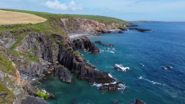 海の海岸 空の景色 西コルクの風景です ケルト海の岸 大西洋の青い海 — ストック動画