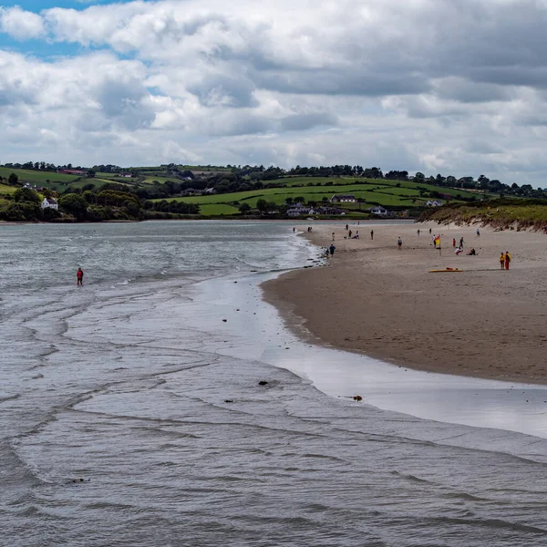 爱尔兰西科克 2022年6月12日 夏日的Inchydoney海滩在著名的爱尔兰海滩上有许多游客 一个海滨度假胜地 欧洲海景 海滩上的人 — 图库照片