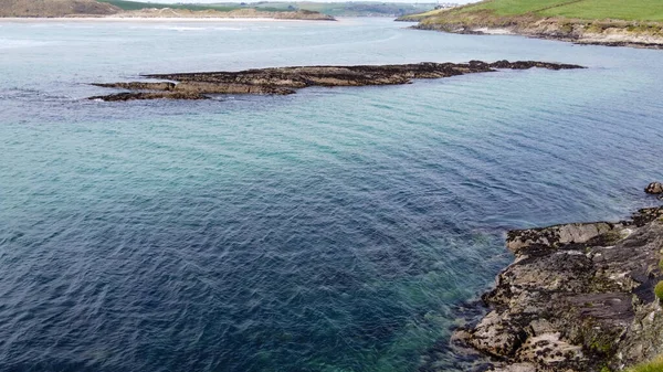 Agua Mar Azul Una Costa Rocosa Día Soleado Foto Aérea — Foto de Stock