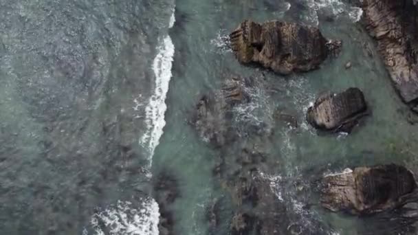 Grandes Rocas Olas Vista Superior Paisaje Marino Dron Vídeo Formato — Vídeo de stock