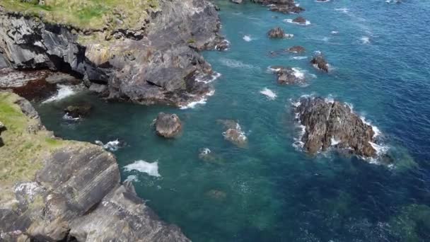 Deniz Kıyısındaki Güzel Kayalar Güneşli Bir Günde Deniz Manzarası Rlanda — Stok video