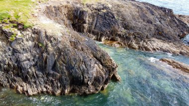 İrlanda adasının güneyinde güzel bir pelerin ve deniz suyu. Deniz Burnu.