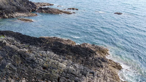 Sakin Deniz Yüzeyi Kıyısı Kıyı Manzarası Üst Manzara — Stok fotoğraf