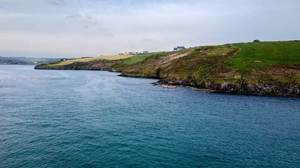 美丽的大海克朗纳基蒂湾 爱尔兰海岸 多云的日子里海滨的风景 北欧的性质 — 图库照片