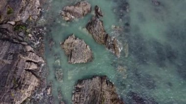 Büyük kayalar ve dalgalar. Deniz Burnu. Kelt Denizi.