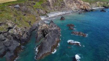 İrlanda 'nın Atlantik kıyısındaki dik kayalıklar. Güzel deniz manzarası. Helikopterden alınan video tam HD formatında. Kıyı dalgaları, sörf.