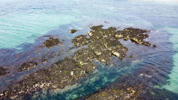 海のサンゴ礁 海の中の大きな岩 北大西洋の海の岩 — ストック写真