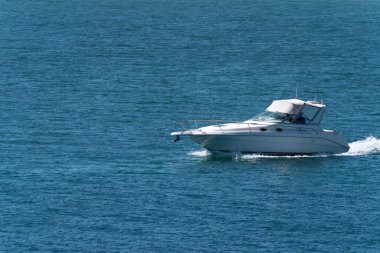 County Cork, İrlanda, 28 Mayıs 2022. Yüksek hızlı bir tekne denizde yelken açar. Su yüzeyinde bir tekne. Denizde beyaz motorlu tekne