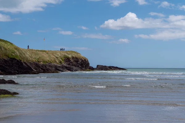 アイルランドのコーク州 2022年6月12日 晴れた日に聖母マリアの岬 岩だらけのアイルランドの海岸 水の体の近くの岩の形成 — ストック写真