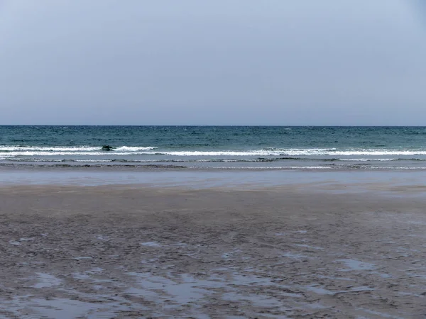 大海的海岸 凉爽的天气里 湿湿的沙滩 简约的海景 多云的凉爽天气 — 图库照片