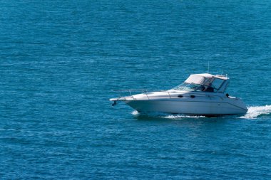 County Cork, İrlanda, 28 Mayıs 2022. Yüksek süratli bir tekne denize açılır, gündüz. Su yüzeyinde bir tekne, deniz manzarası. Denizde beyaz motorlu tekne