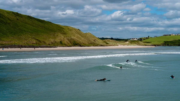 West Cork Irlanda Junio 2022 Los Surfistas Montan Las Olas —  Fotos de Stock