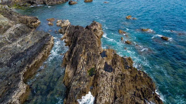 大西洋の美しい崖 海の波に白い泡 海の波の間の岩 — ストック写真