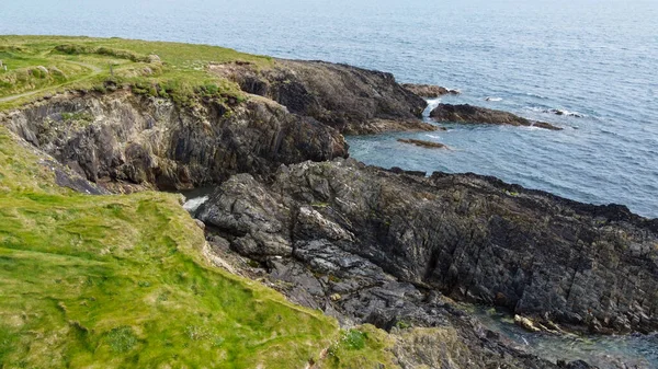 ドローンの視点 大西洋の美しいアイルランドの海岸 トップビュー 北ヨーロッパの自然 緑の芝生に覆われた海岸岩 空中写真 — ストック写真