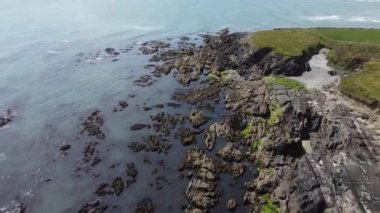 Atlantik Okyanusu 'nun Rocky Sahili, İrlanda. Vahşi Atlantik Yolu olarak bilinen turist rotasındaki manzaralar. Kıyı İrlanda kayaları, kuzey doğası..