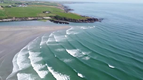 潮汐波とアイルランドの絵のような岩の多い海岸 ドローンビデオ 海辺の風景 大西洋の波 — ストック動画