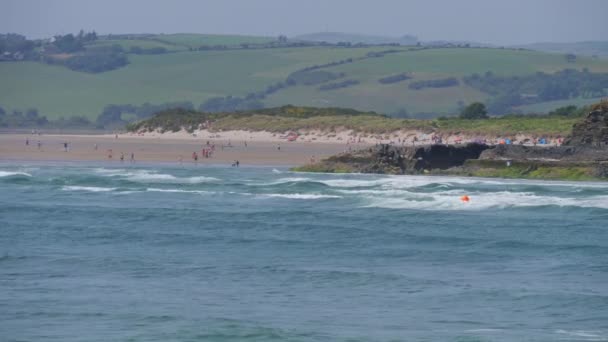 爱尔兰科克郡2022年7月俯瞰爱尔兰的英奇多尼海滩和圣母角海滩 一个受欢迎的海滨度假胜地 — 图库视频影像