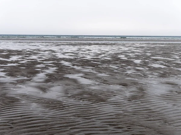 Влажный Волнистый Песок Берегу Моря Время Отлива Облачный День Мрачный — стоковое фото